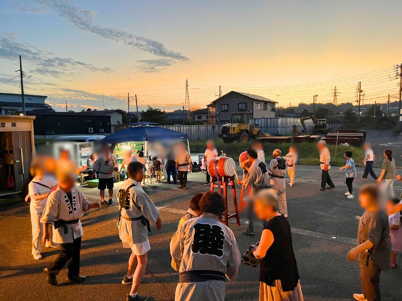 夜、テントの前に集まった才津1丁目夏まつりの参加者たち